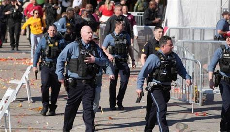 Un Muerto Y Al Menos Heridos Deja Tiroteo Durante El Desfile De Los