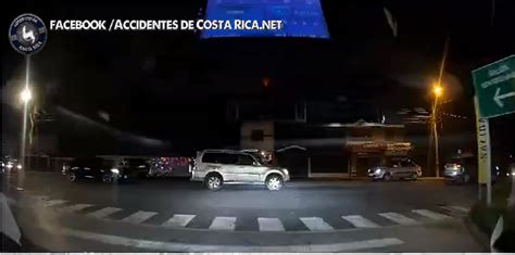 EN VIDEO Colisión entre motocicleta y automóvil en Alajuelita no deja