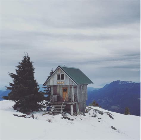 13 Amazing Photos of the Tin Hat Mountain Hut on the Sunshine Coast ...