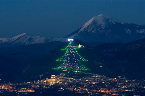 Lalbero Di Natale Pi Grande Del Mondo A Gubbio E Richiama Migliaia