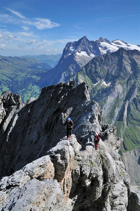 Zwei Bergsteiger Auf Dem Grat Des Bild Kaufen 70488950 Lookphotos