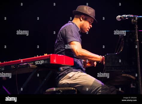 African Woman Piano Stage Hi Res Stock Photography And Images Alamy