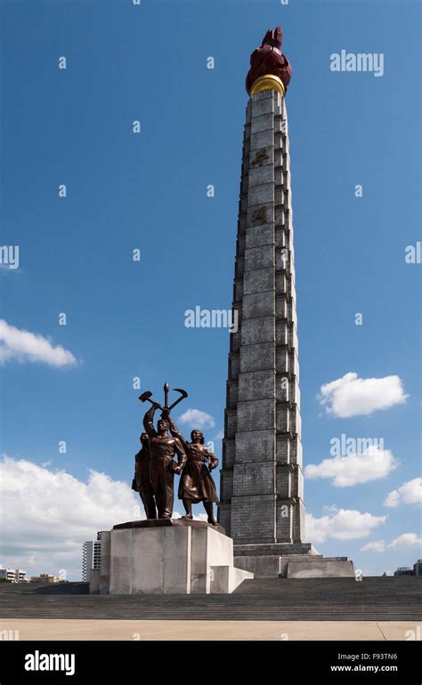 Juche tower statue pyongyang north hi-res stock photography and images ...