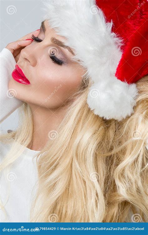 Het Mooie Sexy Blonde Vrouwelijke Model Kleedde Zich Als Santa Claus In