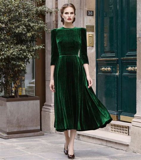 Vestido De Terciopelo Verde Y Semilargo Para Un Efecto Vintage