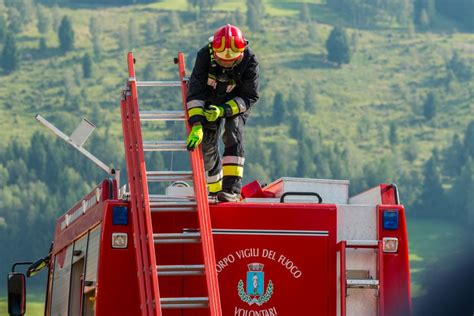 Esercitazione D Intervento Dei Vigili Del Fuoco Italiani Le Vernici