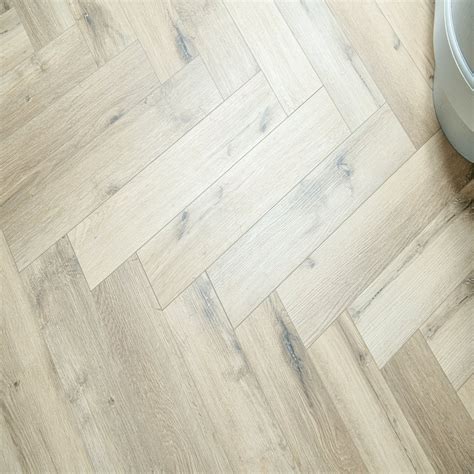 Hydro Natural Oak Herringbone 5mm Spc Click Vinyl 125x610mm Inc 1mm