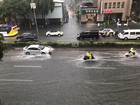 快訊大雷雨轟炸北北基桃！道路淹水秒變「水上樂園」 轎車拋錨徒手推車 中天新聞網