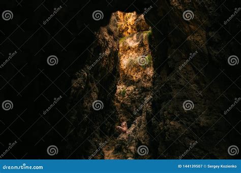 Fille Nue S Asseyant Sur Des Roches En Caverne Image Stock Image Du