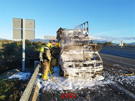 S Incendia Una Furgoneta Al Voral De L Ap A Pont De Molins El Geri