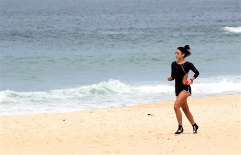 Ego Anna Lima Se Exercita Na Praia Shortinho E Mai Cavado