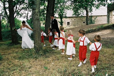 Enfants D Honneur En Rouge Et Blanc