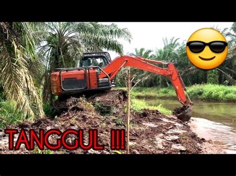 Beko Kecil Alat Berat Hitachi Excavator Zaxis Mf Buat Tanggul Di