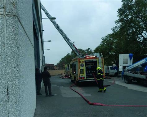 Aparatoso Incendio En Una Nave Industrial Maquinaria Agr Cola En Jerez