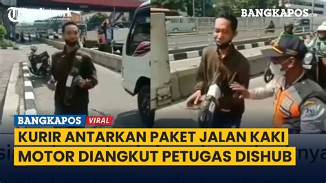 Video Haru Kurir Antarkan Paket Jalan Kaki Gegara Motor Diangkut