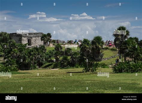 Los Turistas Que Visitan Las Ruinas Mayas En Tulum M Xico Casa Del