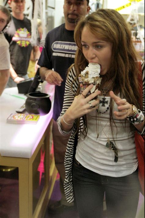 19 Awk Photos That Prove There S No Graceful Way To Eat Ice Cream Miley Cyrus Miley