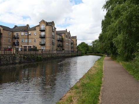 The Leeds And Liverpool Canal And Canal Habiloid Cc By Sa 2 0