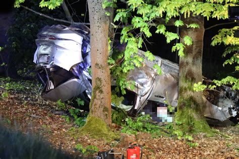 T Dlicher Unfall Auf B Auto Berschl Gt Sich Und Landet Im Wald