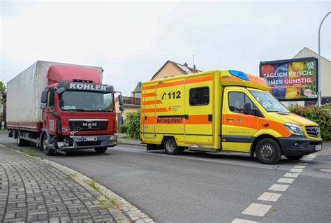 Vorfahrt Missachtet Zwei Verletzte Nach Crash Mit Lkw