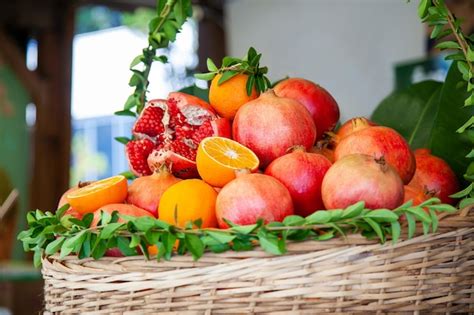 Cesta Decorada Con Hojas Verdes Frescas Con Jugosas Frutas Granadas