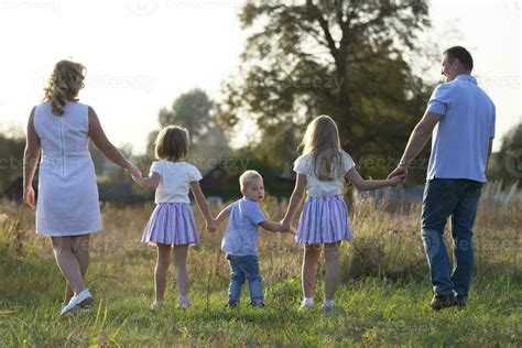 content famille mère père enfants fils et filles dans la nature à le