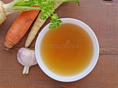 Caldo De Carne De Vaca Claro Caldo Del Hueso Caldo En El Cuenco