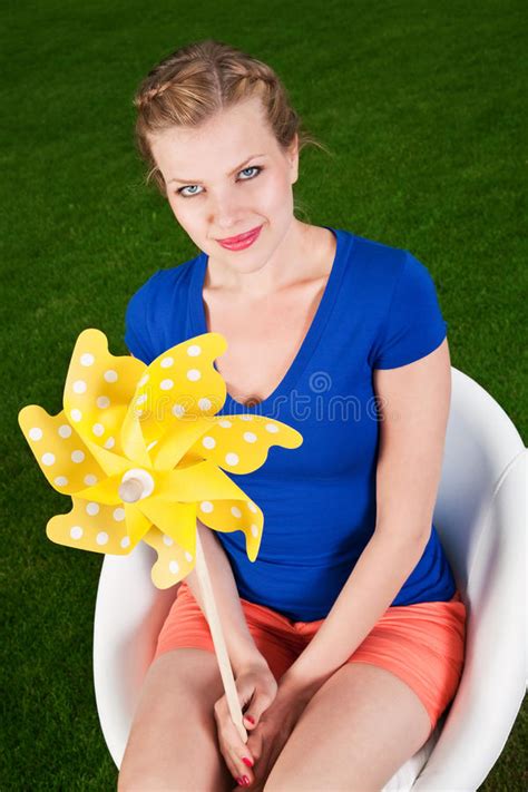 Het Meisje Van De Blonde Met Zonnebril En Een Vuurrad Stock Foto Image Of Slag Meisje