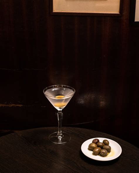 Dry martini, το κλασικότερο των κλασικών κοκτέιλ | ΣΥΝΤΑΓΗ | Gastronomos.gr