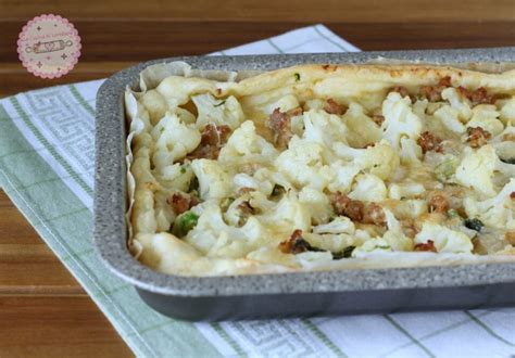 Torta Salata Con Cavolfiore E Salsiccia Gustosa E Saporita