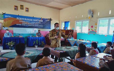 bank mandiri serahkan  pasang sepatu  siswa  bangka tengah