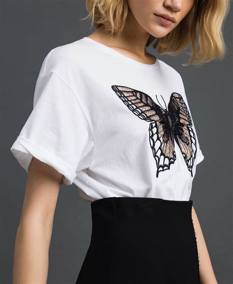 Camiseta Con Mariposa Bordada