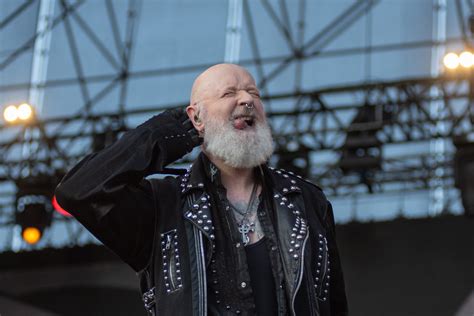 Rob Halford reacciona a viral de títere rockero en colegio chileno