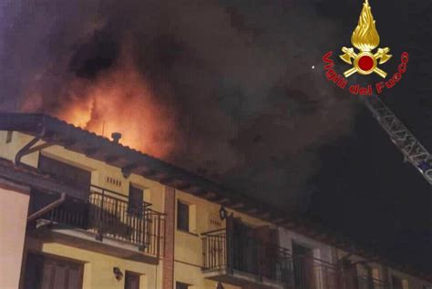 Giussano A Fuoco Il Tetto Di Un Palazzo Famiglie Evacuate Nella Notte