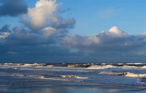 Mar océano nube agua ola sunrice calma cielo azul sol Foto Premium