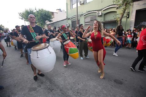 Comparsas Llenaron De Color La Calle Isla De Flores En Las Llamadas