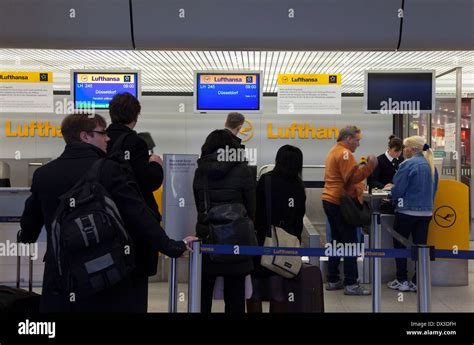 Lufthansa Check In Fotos Und Bildmaterial In Hoher Aufl Sung Alamy