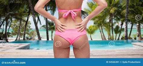 Fermez Vous Des Fesses De Femme Dans Le Bikini Au Dessus De La Plage Image Stock Image Du Type