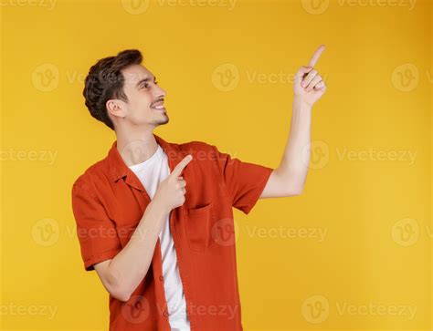 Retrato De Jovem Apontando O Dedo Para O Espaço Da Cópia Isolado No