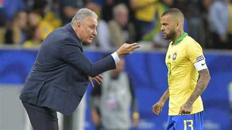 Tite Não Engana Ninguém Ao Proteger Daniel Alves Por Luan Araújo