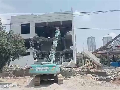 Illegal Constructions Around Gandipet Lake In Hyderabad Razed