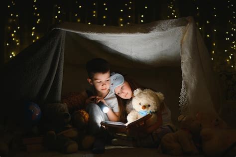 Leitura E Jogos Em Família Na Tenda Infantil Menino E Menina Com Livro