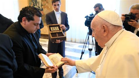 Francisco a estudantes de Barcelona trabalhar para dar vida à liturgia