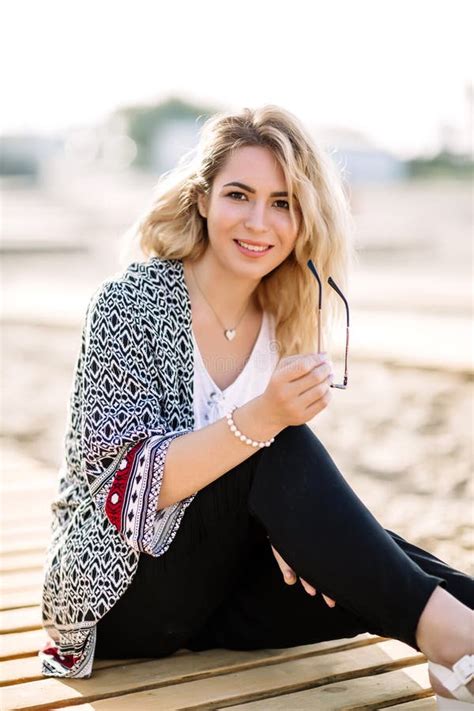 Fille Blonde Sur La Plage De La Plage Sablonneuse Par La Mer Image stock Image du côte beau