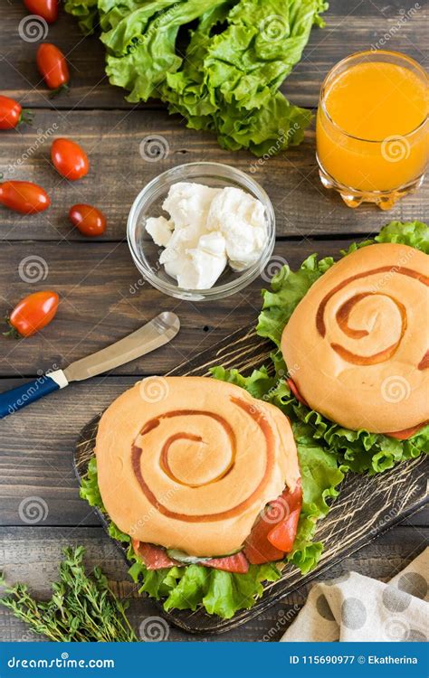 Bocadillo Con Los Salmones Salados Para El Desayuno Imagen De Archivo