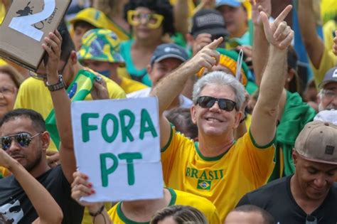 Manifestantes Fazem Ato Pró Bolsonaro Na Esplanada E Demais Capitais