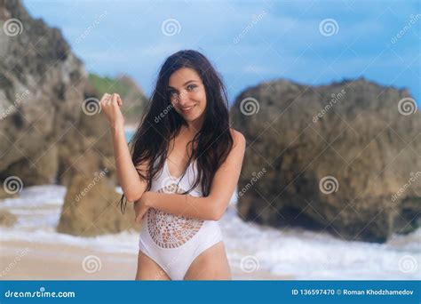 Retrato Da Menina De Sorriso Feliz No Roupa De Banho Branco Na Praia