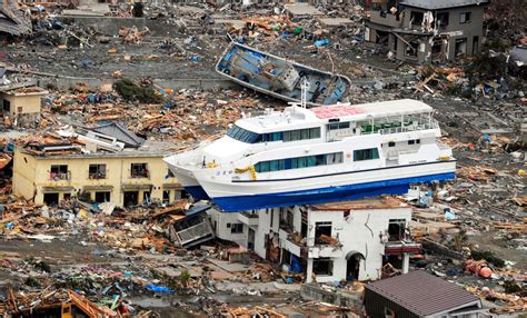 被災した建物に乗り上げた観光船＝2011年3月15日午前、岩手県大槌町、朝日新聞社機から、山本裕之撮影（1832）－東日本大震災 あの日の