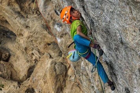 Menina De 9 Anos Encadena Via De 10c Na China