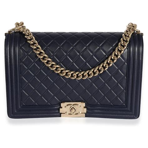 Boy Grand sac garçon Chanel en cuir d agneau matelassé bleu marine ref